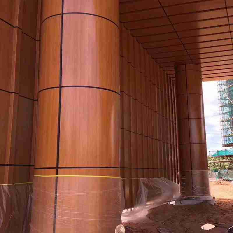 哈尔滨巴洛克历史文化街区游人如织